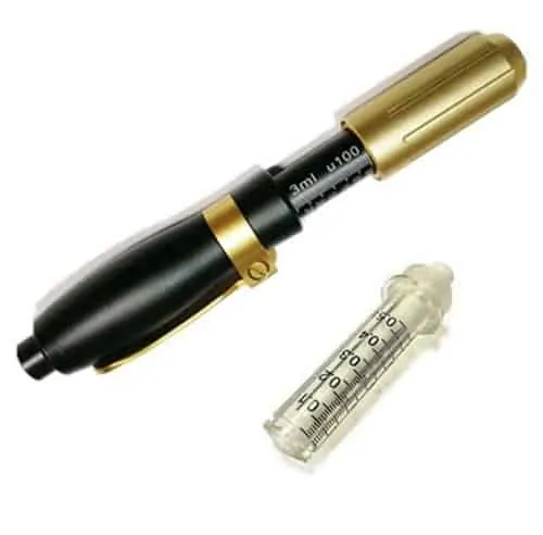 Dit is een hyaluron pen waarmee men hyaluronzuur in de huid kan spuiten zonder het gebruik van een naald.