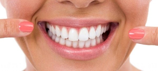 Dit is een foto van een vrouw met prachtige witte tanden en glimlach.
