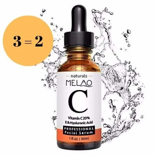 Deze foto beeld een vitamine c serum af. In het flesje zit een concentratie vitamine C serum.