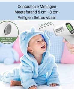 Op deze foto wordt de temperatuur van een baby gemeten met een infrarood thermometer.