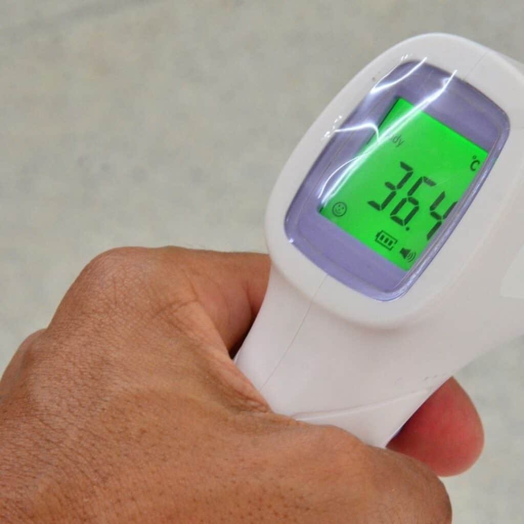 Digitale contactloze thermometer - de lichaamstemperatuur wordt hier gemeten met een digitale thermometer