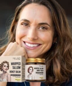 tallow balm met manuka honing , een vrouw met een vrolijk gezicht