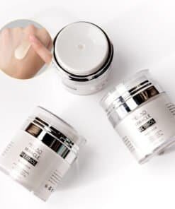 retinol creme met carnosine, hyaluronzuur, vitamine e, creme op hand afgebeeld