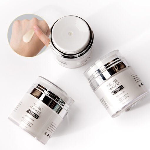 retinol creme met carnosine, hyaluronzuur, vitamine e, creme op hand afgebeeld