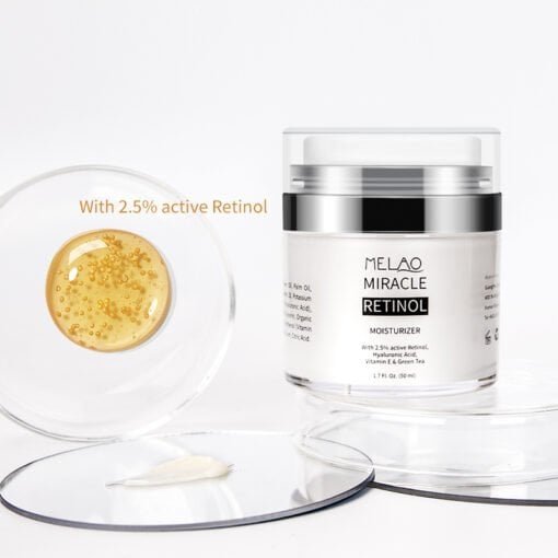 retinol creme met carnosine, hyaluronzuur, vitamine e, gezicht van een vrouw