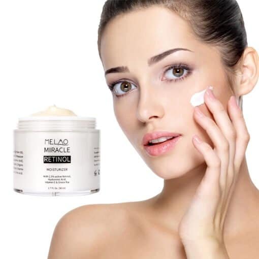 retinol creme met carnosine, hyaluronzuur, vitamine e, gezicht van een vrouw