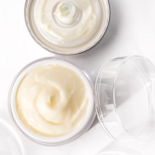 retinol creme met carnosine, hyaluronzuur, vitamine e, foto van boven, textuur creme