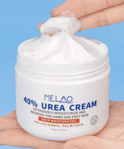 urea crème 40% in pot en afgebeeld op de hand